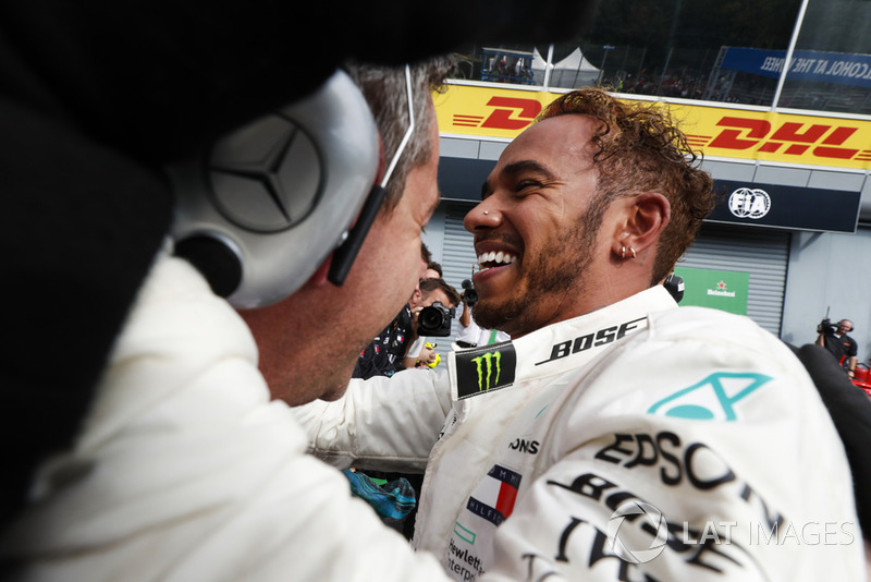 Le vainqueur Lewis Hamilton, Mercedes AMG F1, fête sa victoire avec son équipe