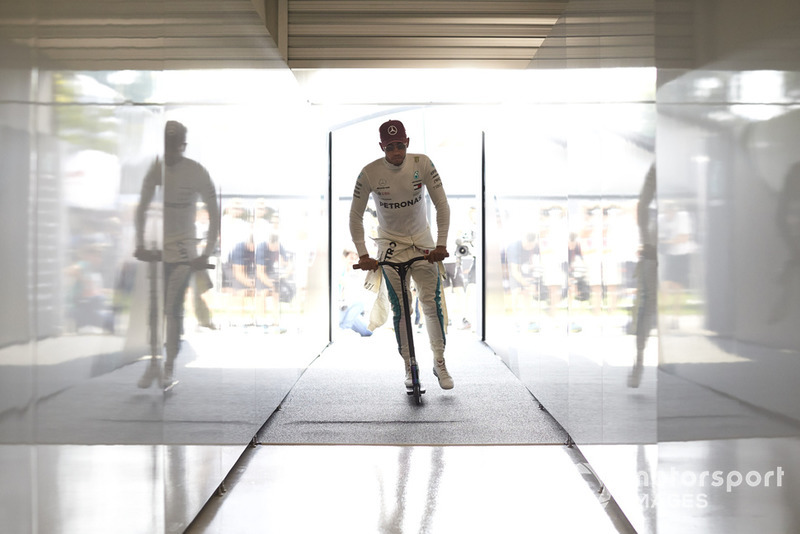 Lewis Hamilton, Mercedes AMG F1, sur une trottinette