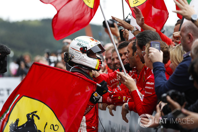 Sebastian Vettel, Ferrari, świętuje zwycięstwo w parku zamkniętym