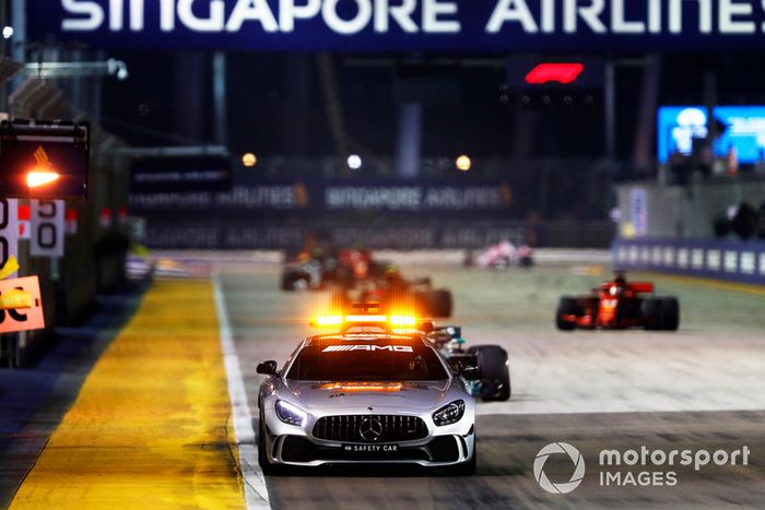 El Safety Car al frente de Lewis Hamilton, Mercedes AMG F1 W09 EQ Power+
