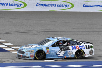 Gana Kevin Harvick, Stewart-Haas Racing, Ford Fusion Busch Light / Mobil 1