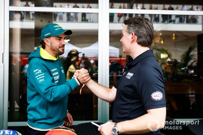 Fernando Alonso, el equipo Aston Martin de F1 y la estrella de la NASCAR Jeff Gordon intercambian cascos