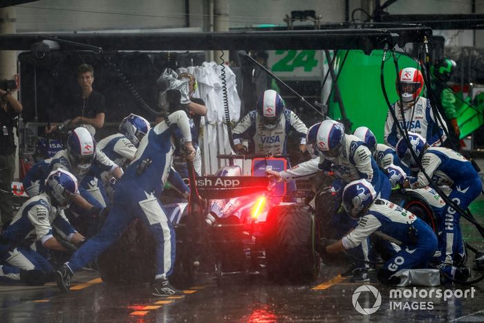 Liam Lawson, RB F1 Team VCARB 01, hace una parada en boxes
