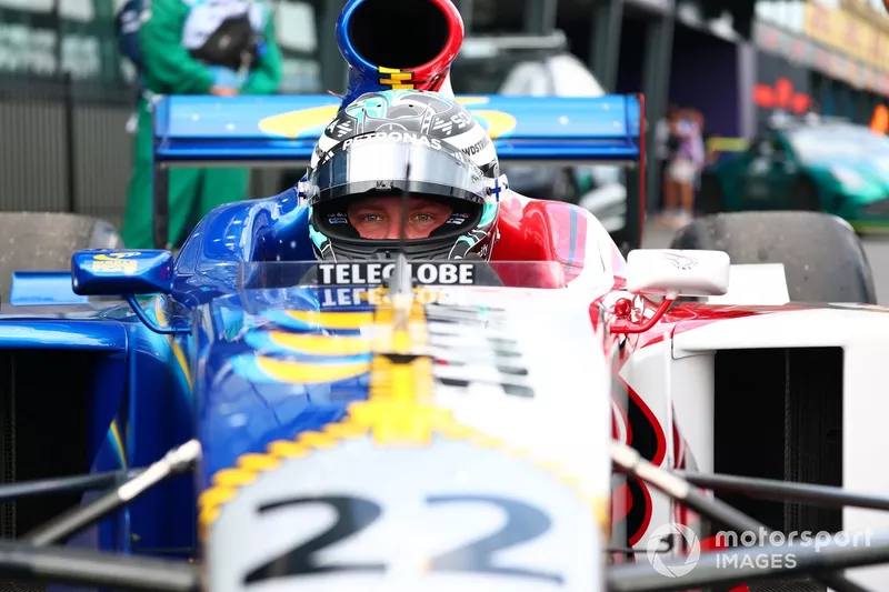 Valtteri Bottas conduit la BAR 001 