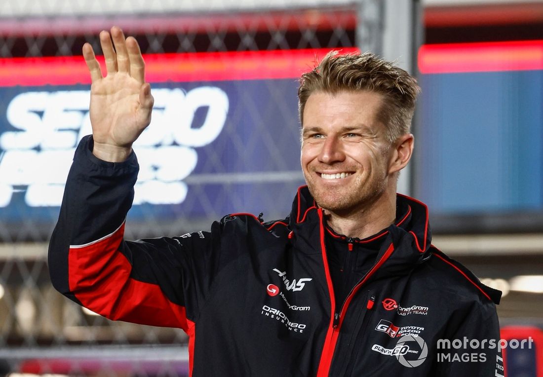 Nico Hulkenberg, da Haas F1 Team, assiste à parada dos pilotos 