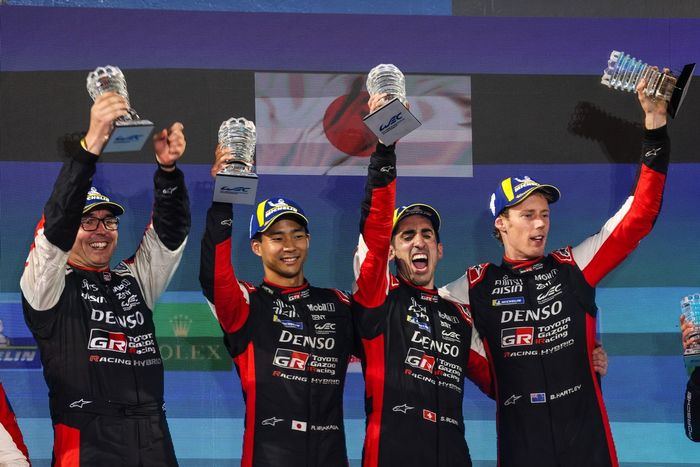 Podio: Ganador de la carrera #8 Toyota Gazoo Racing Toyota GR010 - Hybrid: Sebastien Buemi, Brendon Hartley, Ryo Hirakawa