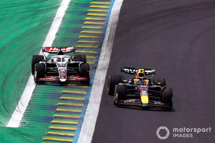 Sergio Pérez, Red Bull Racing RB20, Oliver Bearman, Haas VF-24