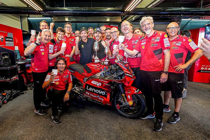 Valentino Rossi celebra la victoria en Francesco Bagnaia