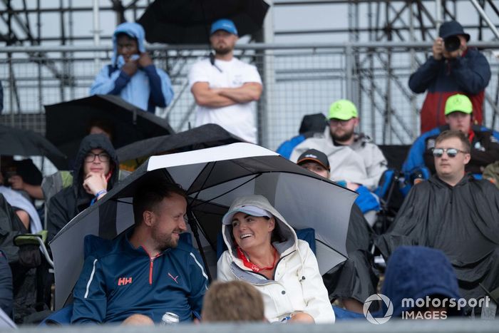 Aficionados bajo paraguas en una tribuna
