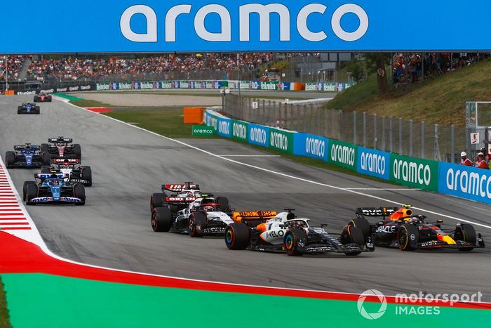 Oscar Piastri, McLaren MCL60, Sergio Pérez, Red Bull Racing RB19, Yuki Tsunoda, AlphaTauri AT04, Kevin Magnussen, Haas VF-23, el resto del pelotón en la vuelta de formación.