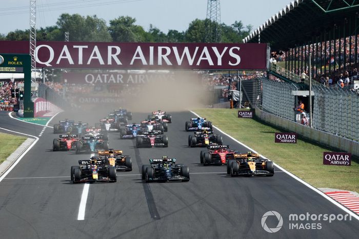 Lewis Hamilton, Mercedes F1 W14, Max Verstappen, Red Bull Racing RB19, Lando Norris, McLaren MCL60, Oscar Piastri, McLaren MCL60, Charles Leclerc, Ferrari SF-23, el resto de la parrilla en la salida.