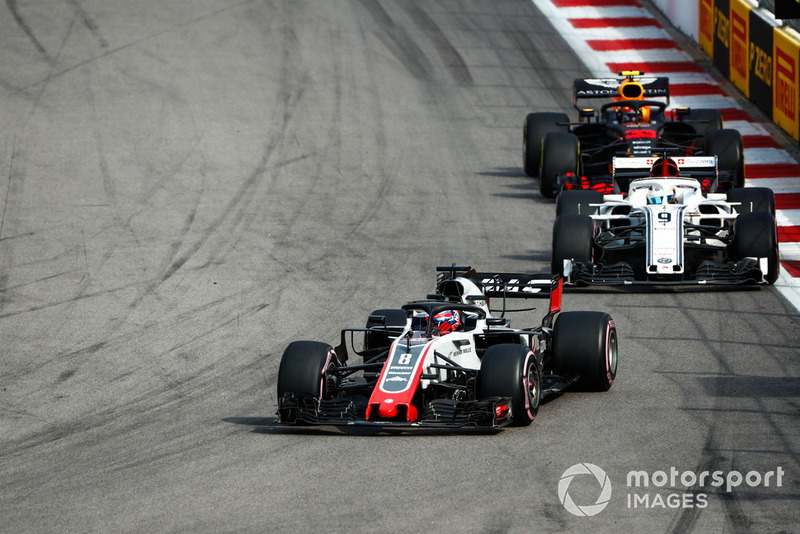 Romain Grosjean, Haas F1 Team VF-18, devant Marcus Ericsson, Sauber C37, et Max Verstappen, Red Bull Racing RB14