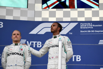 Lewis Hamilton, Mercedes AMG F1 et Valtteri Bottas, Mercedes AMG F1 sur le podium