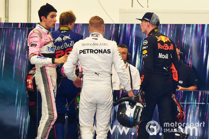 Max Verstappen, Red Bull Racing y Esteban Ocon, Racing Point Force India discuten en la sala de pesaje de la FIA ante la mirada de Bottas y Hartley