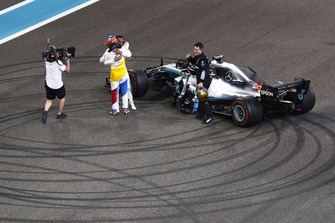 Fernando Alonso, McLaren, salue Lewis Hamilton, Mercedes AMG F1 W09 EQ Power+, à la fin de la course