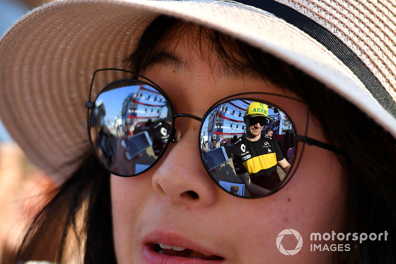 Nico Hulkenberg, Renault Sport F1 Team reflejado en gafas de sol