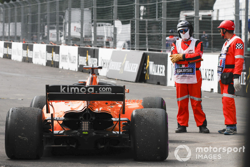 Alonso Ocon'un parçalarına çarparak yarış dışı kalıyor