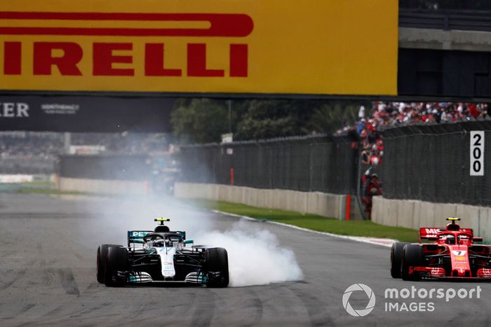 Valtteri Bottas, Mercedes AMG F1 W09 EQ Power+, bloquea sus frenos mientras lucha con Kimi Raikkonen, Ferrari SF71H