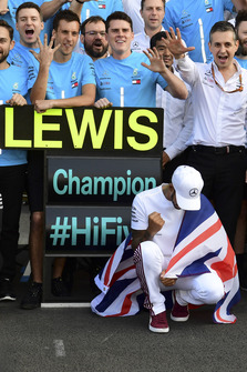 Lewis Hamilton, Mercedes AMG F1 celebrates with his team