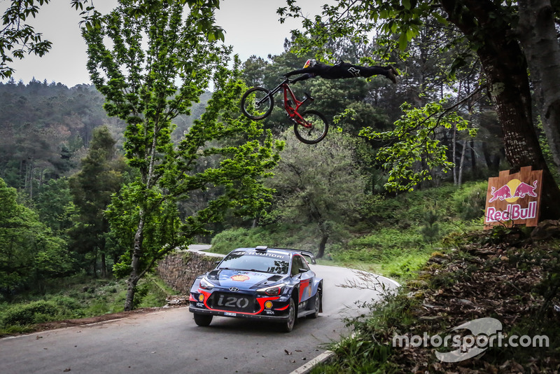 Dani Sordo y Andreu Lacondeguy, en el reto del WRC contra la MTB