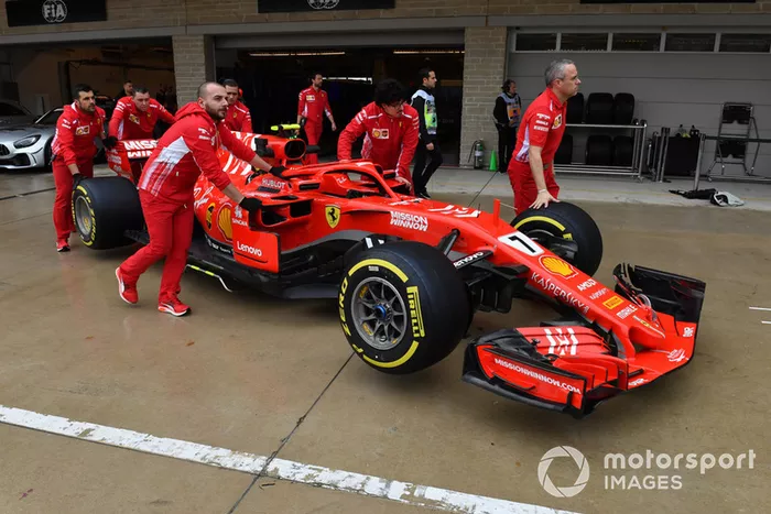 Mecánicos de Ferrari con el Ferrari SF-71H en el pit lane 
