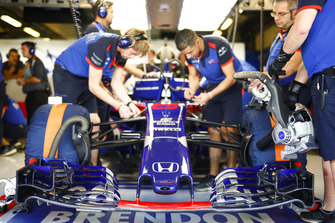 Meccanici al lavoro sulla monoposto di Brendon Hartley, Toro Rosso STR13, nel garage