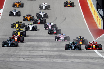 Lewis Hamilton, Mercedes AMG F1 W09 EQ Power+, battles with Kimi Raikkonen, Ferrari SF71H, ahead of Valtteri Bottas, Mercedes AMG F1 W09 EQ Power+, Daniel Ricciardo, Red Bull Racing RB14, Sebastian Vettel, Ferrari SF71H, and the rest of the field at the start