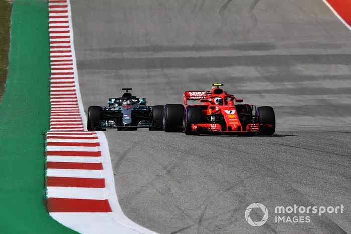 Kimi Raikkonen, Ferrari SF71H y Lewis Hamilton, Mercedes AMG F1 W09 EQ Power+