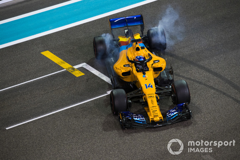Fernando Alonso, McLaren MCL33, hace donas al final de su última carrera