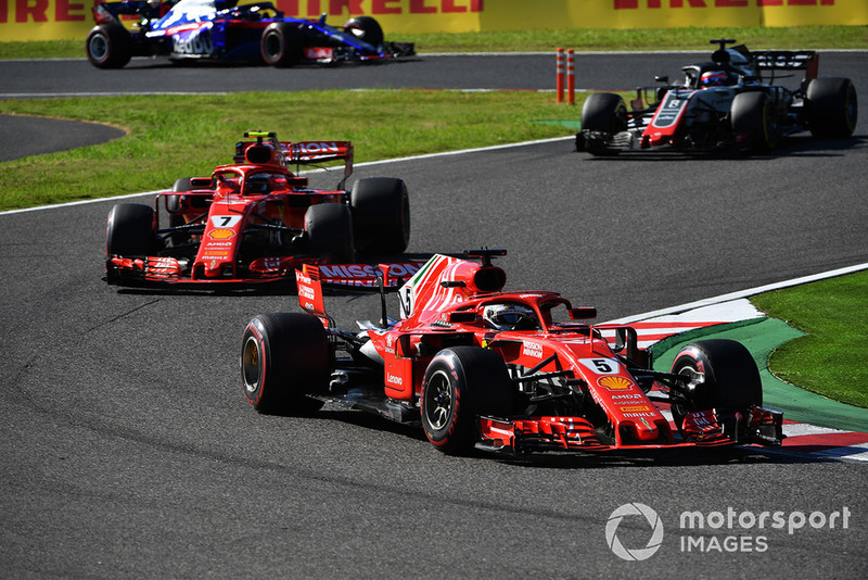 Sebastian Vettel, Ferrari SF71H, Kimi Raikkonen, Ferrari SF71H y Romain Grosjean, Haas F1 Team VF-18