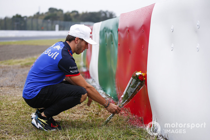 Гонщик Scuderia Toro Rosso Пьер Гасли возлагает цветы на месте аварии Жюля Бьянки