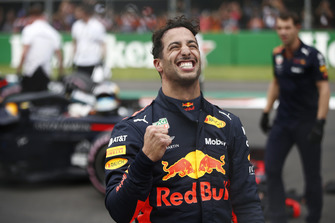 Il poleman Daniel Ricciardo, Red Bull Racing, festeggia nel parco chiuso
