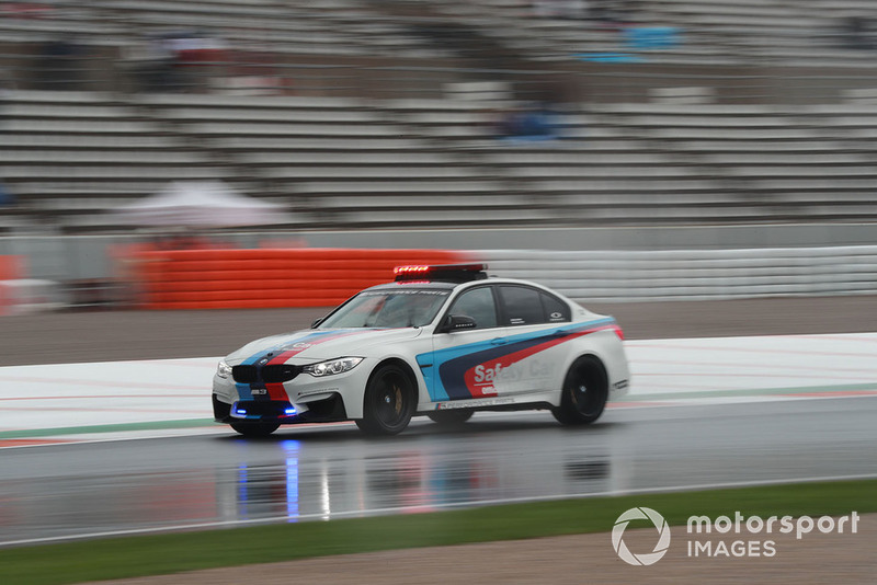Автомобіль безпеки BMW під дощем