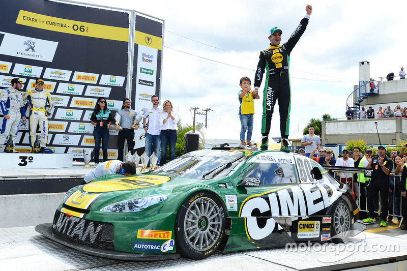 Antonio Pizzonia celebra con su hijo