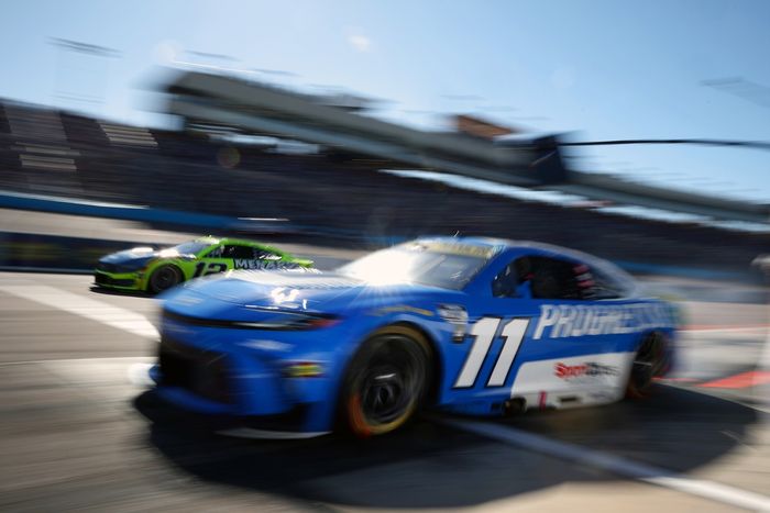 Ryan Blaney, Team Penske Ford, Denny Hamlin, Joe Gibbs Racing Toyota