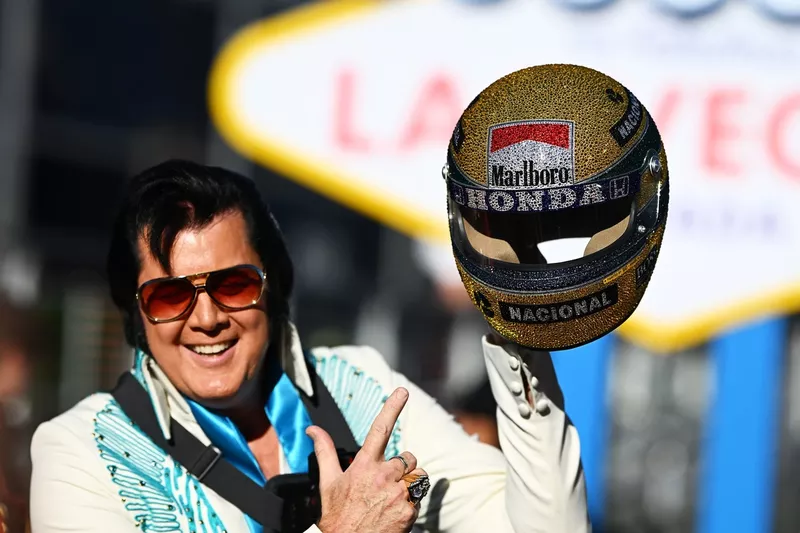 Un sosie d'Elvis Presley brandit un casque inspiré de celui d'Ayrton Senna.