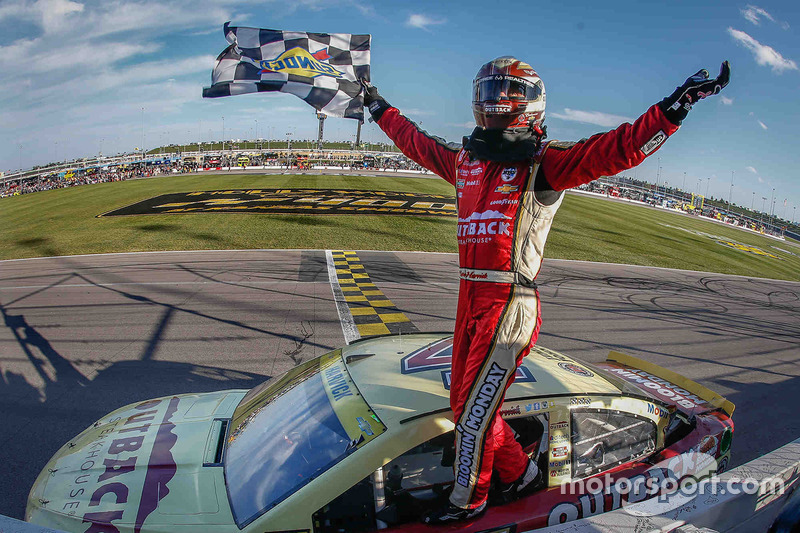 A verseny győztese Kevin Harvick, Stewart-Haas Racing Chevrolet