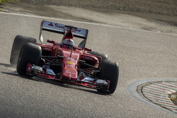 Себастьян Феттель, Ferrari, тестує шини Pirelli зразку 2017 року