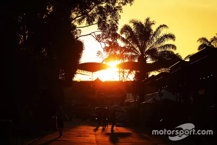 El sol se pone sobre el paddock