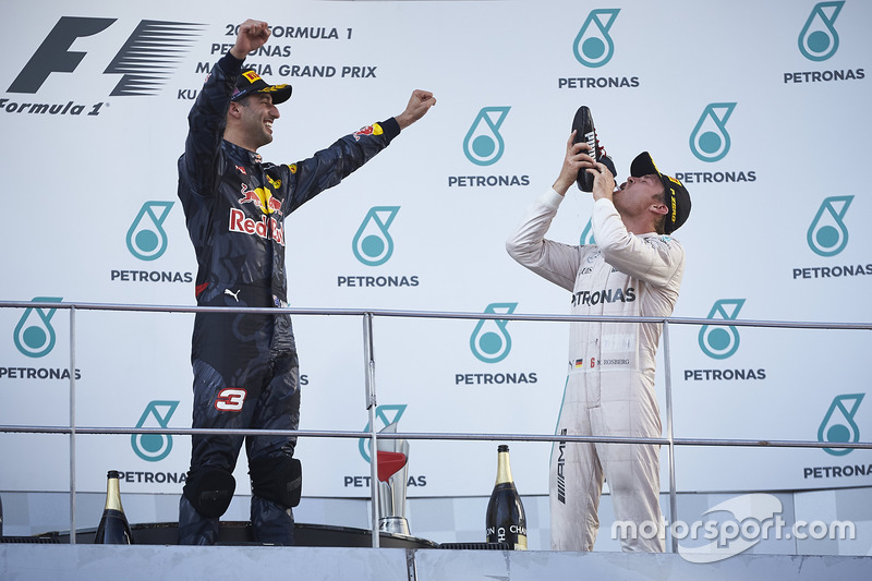 Podium: ganador, Daniel Ricciardo, Red Bull Racing, tercero, Nico Rosberg, Mercedes AMG F1