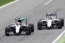 Lewis Hamilton, Mercedes AMG F1 W07 Hybrid and Valtteri Bottas, Williams FW38 battle for position