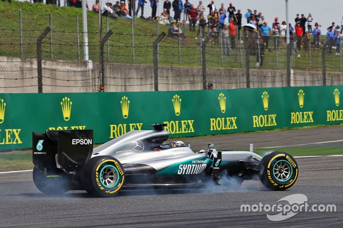 Lewis Hamilton, Mercedes AMG F1 Team W07 se bloquea en la frenada con un ala delantero rota