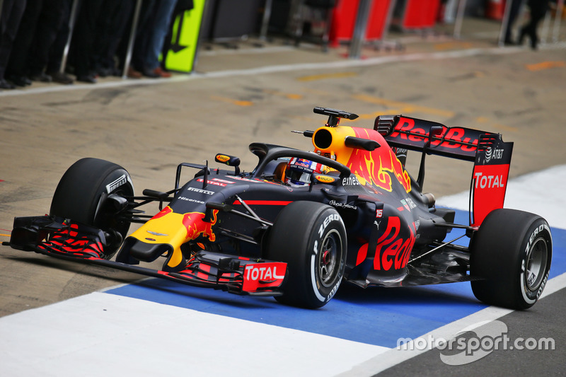 Pierre Gasly, probador de Red Bull Racing, lleva el Halo protector del cockpit en el RB12