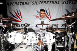 Pascal Wehrlein, Manor Racing tocar la batería en el escenario de Silverstone