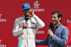Il podio (da sx a dx): il vincitore della gara Lewis Hamilton, Mercedes AMG F1 con Mark Webber, pilo