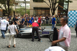 Sakon Yamamoto alla guida della Spark-Renault SRT_01E per le strade di Tokyo