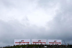 Dunkle Wolken über der Strecke