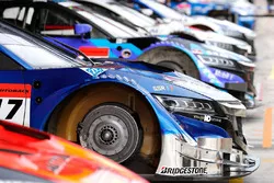 Autos der Super-GT in der Boxengasse
