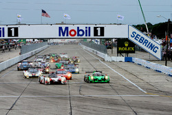 Старт: #60 Michael Shank Racing і Curb/Agajanian Ligier JS P2 Honda: Джон П'ю, Освальдо Негрі, Олів'