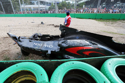Der McLaren MP4-31 von Fernando Alonso, McLaren, wird aus dem Kiesbett enfernt nach seinem Crash